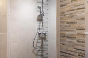 a bathroom with a shower with a glass door at Studio à La Ferme in Sémussac