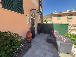 a patio with plants and a fence and a building at Affittacamere Il Veliero in Levanto