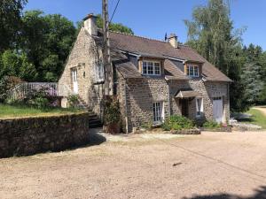 an old stone house with a stone wall at Le Mariotte in Pont-et-Massène