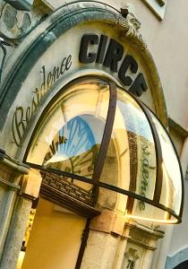 ein Lagerfenster mit einem Schild an der Seite eines Gebäudes in der Unterkunft Residence Circe in Taormina