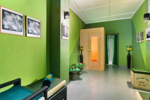 ein grünes Zimmer mit einem Sofa und einem Tisch in der Unterkunft Scottish Planter Bungalow- Thema Collection in Nuwara Eliya
