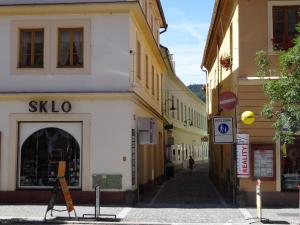 een straat met een gebouw met een bord erop bij PrimaByt in Sušice