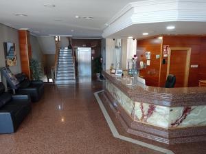 eine Lobby mit Rezeption und Treppenhaus in der Unterkunft Hotel Humanes in Humanes de Madrid