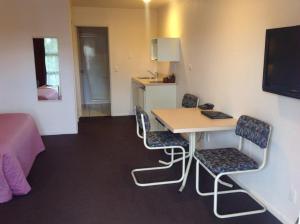 TV a/nebo společenská místnost v ubytování Central Park Motor Inn