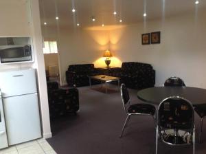 Kuchyň nebo kuchyňský kout v ubytování Central Park Motor Inn