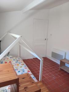 a small room with a bunk bed and a door at 3 la Placette in Varages