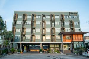 a large green building with a lot of windows at โรงแรมต้นเงิน in Khon Kaen
