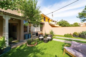 a garden with a purple couch in a yard at Luxi noa in Quartu SantʼElena