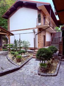 a house with a balcony and a walkway at Апартаменти Фігля з видом на гори in Mukacheve