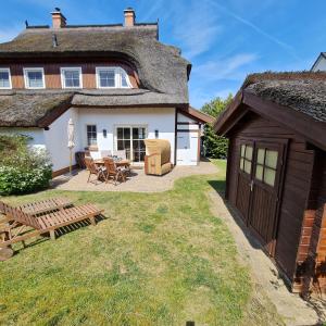 a view of the house from the yard at Insel Landhaus Seaside in Gager