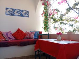 a living room with a couch and a table at Bohème Valdareina, PISCINE CHAUFFEE, Bénagil-Carvoeiro in Carvoeiro