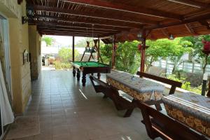 un patio con mesa de billar y algunos bancos en Amazing Villa, en Eilat