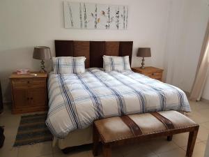 卡萨内The Residence Villa Chobe的一间带大床和两个床头柜的卧室 更多37张照片