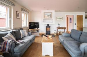 a living room with two couches and a tv at The Crow's Nest in Woodbridge