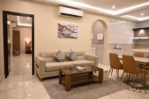 a living room with a couch and a table at شاطئ العرب الرايس in Rayyis