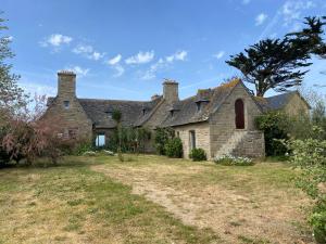 an old stone house with a yard at Villa Les Pieds dans l'Eau et sans canicule ! in Santec