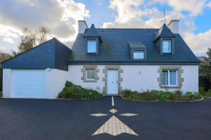 a large white house with a driveway at Chambres D'hôtes Soizic in Paimpol
