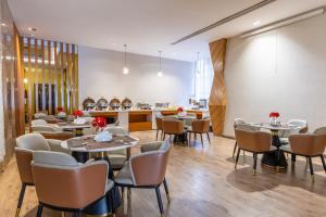 a restaurant with tables and chairs and a counter at AL Muahidb Residence Al Takhasossi 5 - Economic in Riyadh