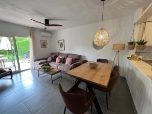 a living room with a table and a couch at Breda 2b in L'Estartit