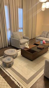 a living room with a couch and a coffee table at اليمامه in Al Yamāmah