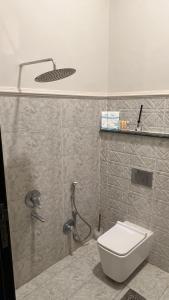 a bathroom with a shower and a toilet at اليمامه in Al Yamāmah +10 photos