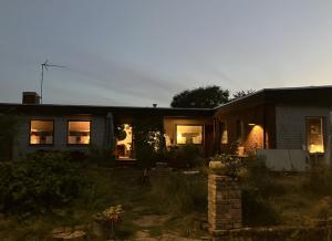 a house with its lights on in the yard at Bra familjeboende Vitaby in Vitaby