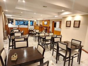 a restaurant with tables and chairs in a room at Hotel Piero in Villa Mercedes