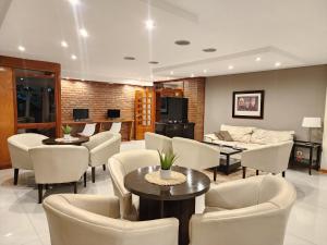 a living room with chairs and a table and a couch at Hotel Piero in Villa Mercedes