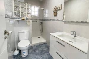a white bathroom with a toilet and a sink at Azul. Cómodo, bonito y céntrico in Calpe +20 photos