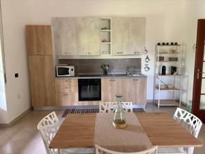a kitchen with a table with chairs and a microwave at Villa Filomena in Montoro Inferiore