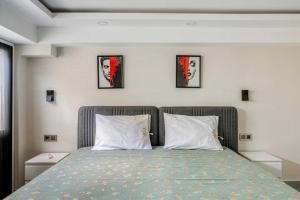 a bedroom with a bed with two white pillows at Güneş Villa Bahçe Katı in Antalya