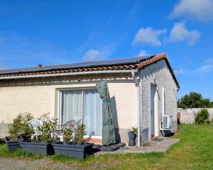 a small house with plants in front of it at Maisonnette in Eaunes