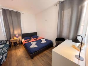 a small bedroom with a bed and a desk at L'Écrin Beige - Moderne - Portes de Strasbourg in Schiltigheim