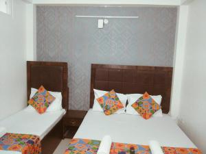 two beds in a small room with twoermottermott at HOTEL TIRUMALA VAIBHAv in Secunderabad