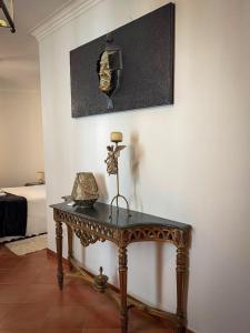 a table sitting in a room with a wall at Villa Reis - Boutique House in Golegã