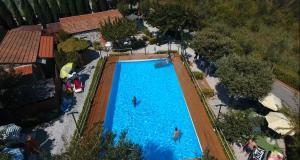 una vista aérea de una piscina en un complejo en Residenza Solferino Castiglioncello en Castiglioncello