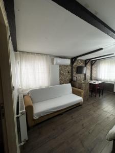 a bedroom with a white bed in a room at Cağaloğlu Apart Butik Otel in Atakum