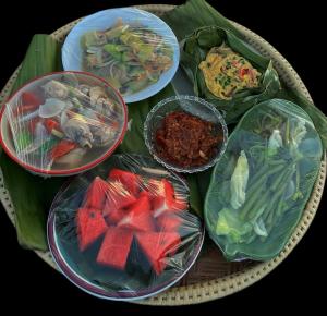 a bunch of plates of food on a table at วิวดี ป่าเหมี้ยง โฮมสเตย์ in Ban Pa Miang +24 photos