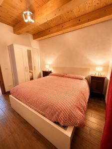 a bedroom with a bed and two night stands with lamps at Al Vagone in La Salle