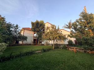 a large house with a yard in front of it at APARTMENT 01 Meadowbrook Home Stade in Kasaayi