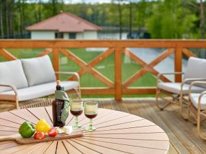 a table with two glasses of wine and fruit at Lipowa Przystań in Tarnów Jezierny