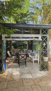 a gazebo with chairs and a table and chairs at Comfort Willa in Jurata