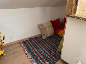 a corner of a room with a rug on the floor at Gite Simon in Guillon