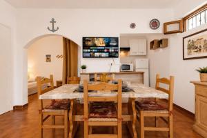 a kitchen and dining room with a table and chairs at AMBRA - Casa Vista Mare in San Teodoro