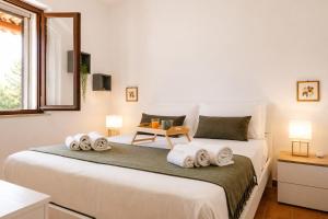 a bedroom with a bed with towels on it at AMBRA - Casa Vista Mare in San Teodoro