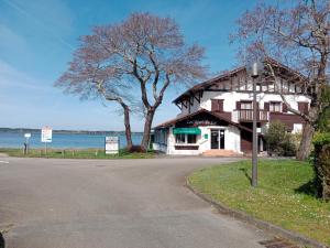 a house on the side of a road next to the water at maison wave in Léon