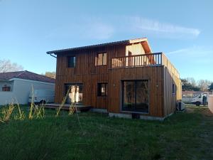a house with a deck on top of a yard at maison wave in Léon