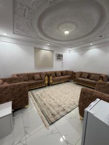 a large living room with couches and a table at غرفتين وصالة النبلاء in Medina