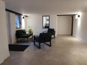 a living room with chairs and a table at Souplex Michelet in Arras
