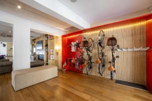 a room with a wall filled with lots of bike racks at Casa Daupi Hotel Boutique in Mar del Plata